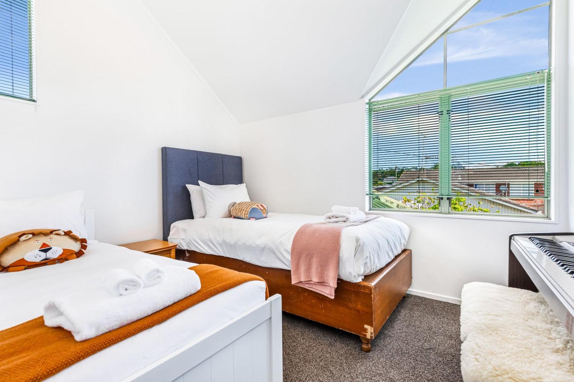 Private And Sunny 3-Bedroom Home With Parking Auckland Bagian luar foto