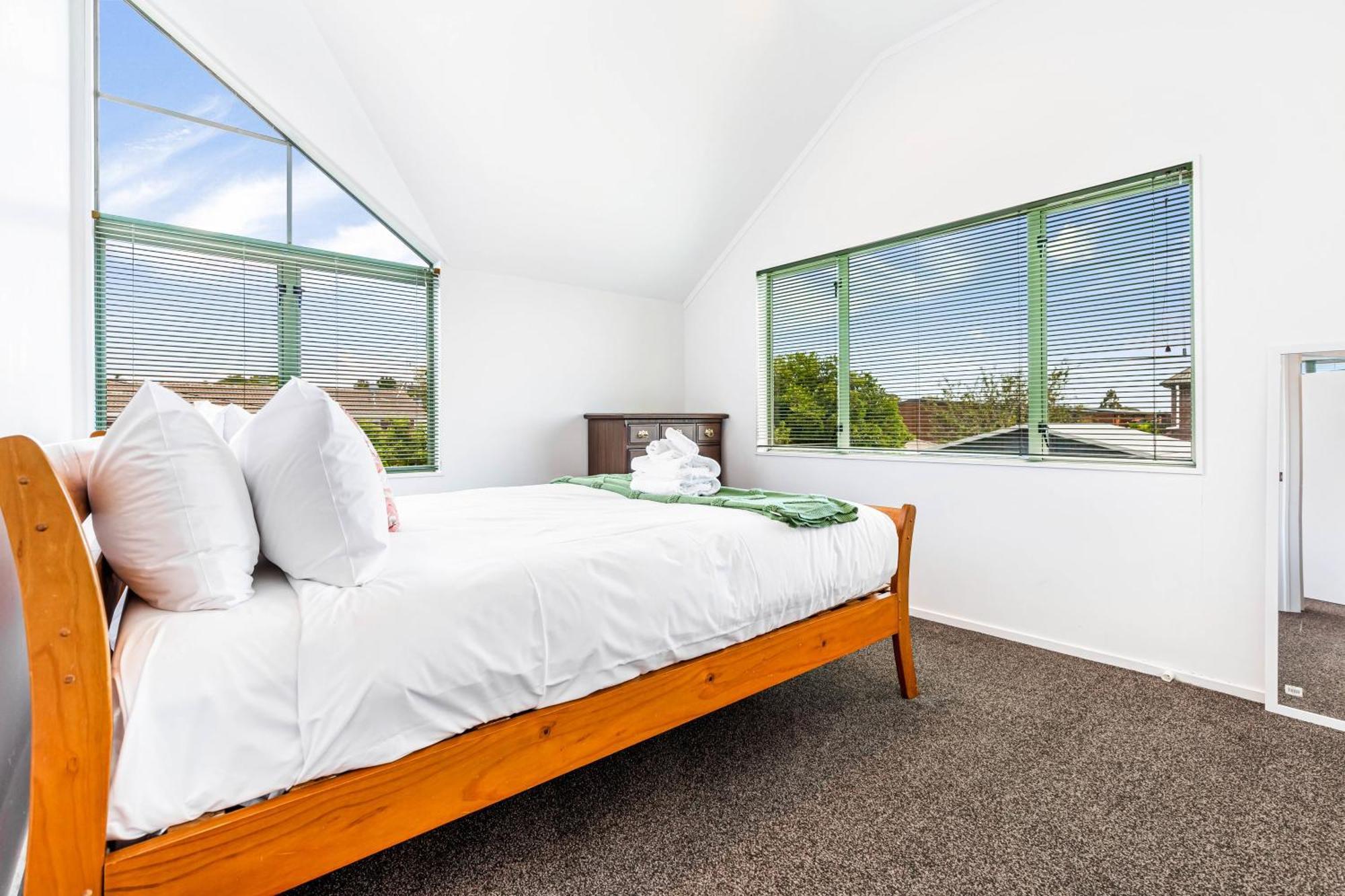 Private And Sunny 3-Bedroom Home With Parking Auckland Bagian luar foto